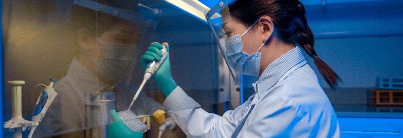 Quel est l’effet des alcools désinfectants sur les gants ?