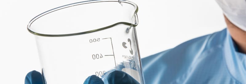 Inspection de la verrerie de laboratoire pour détecter tout dommage