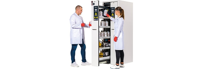 Un stockage de sécurité multirisques pour un travail efficace en laboratoire avec l’armoire V-Classic-90